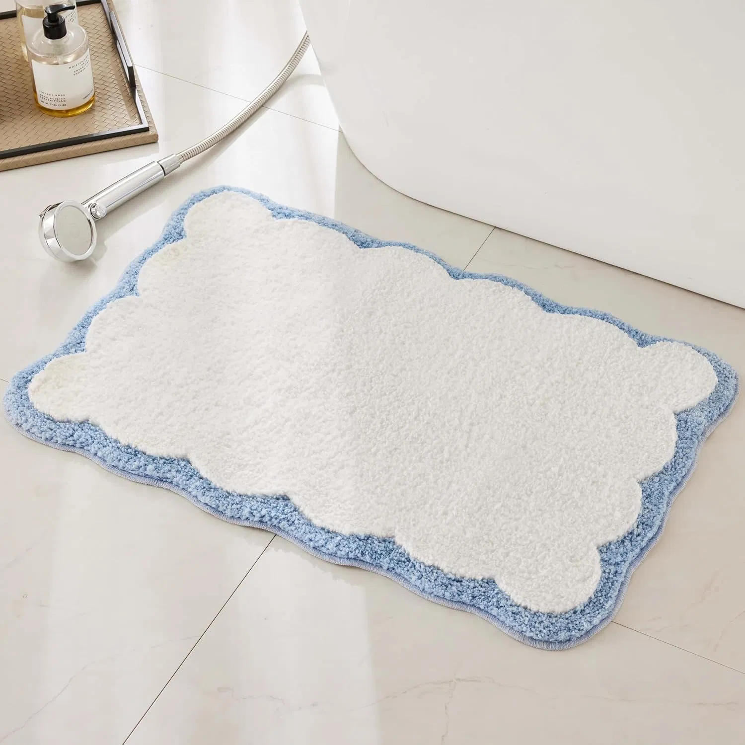 Luxury Microfiber Bathroom Rugs, White Bath Rug with Blue Scalloped Piping Cute Aesthetic Preppy Bath Mat for Bathroom