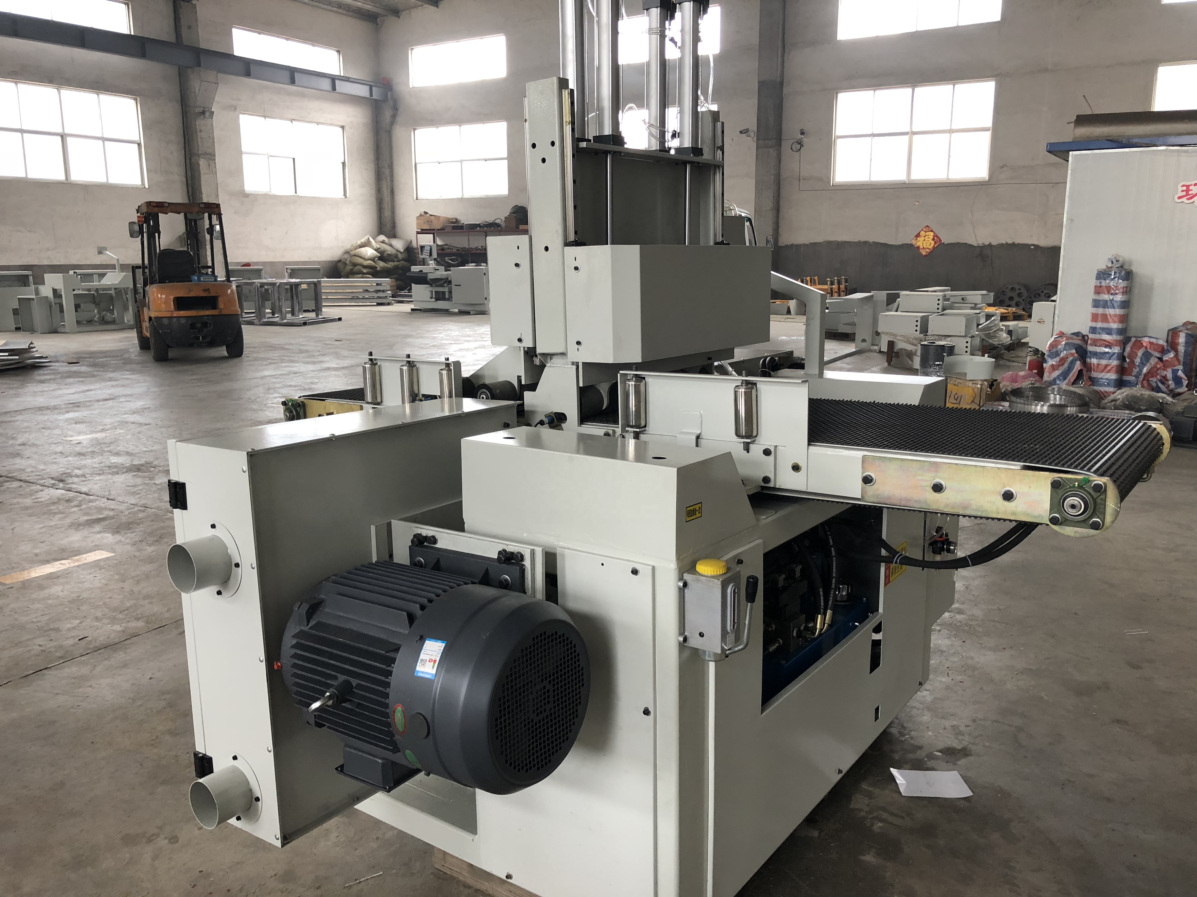 Ленточная пила по дереву горизонтальная