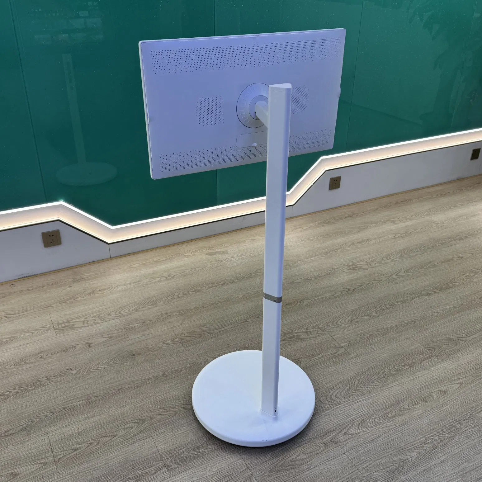 32-дюймовый интерактивный поворотный монитор с батареей