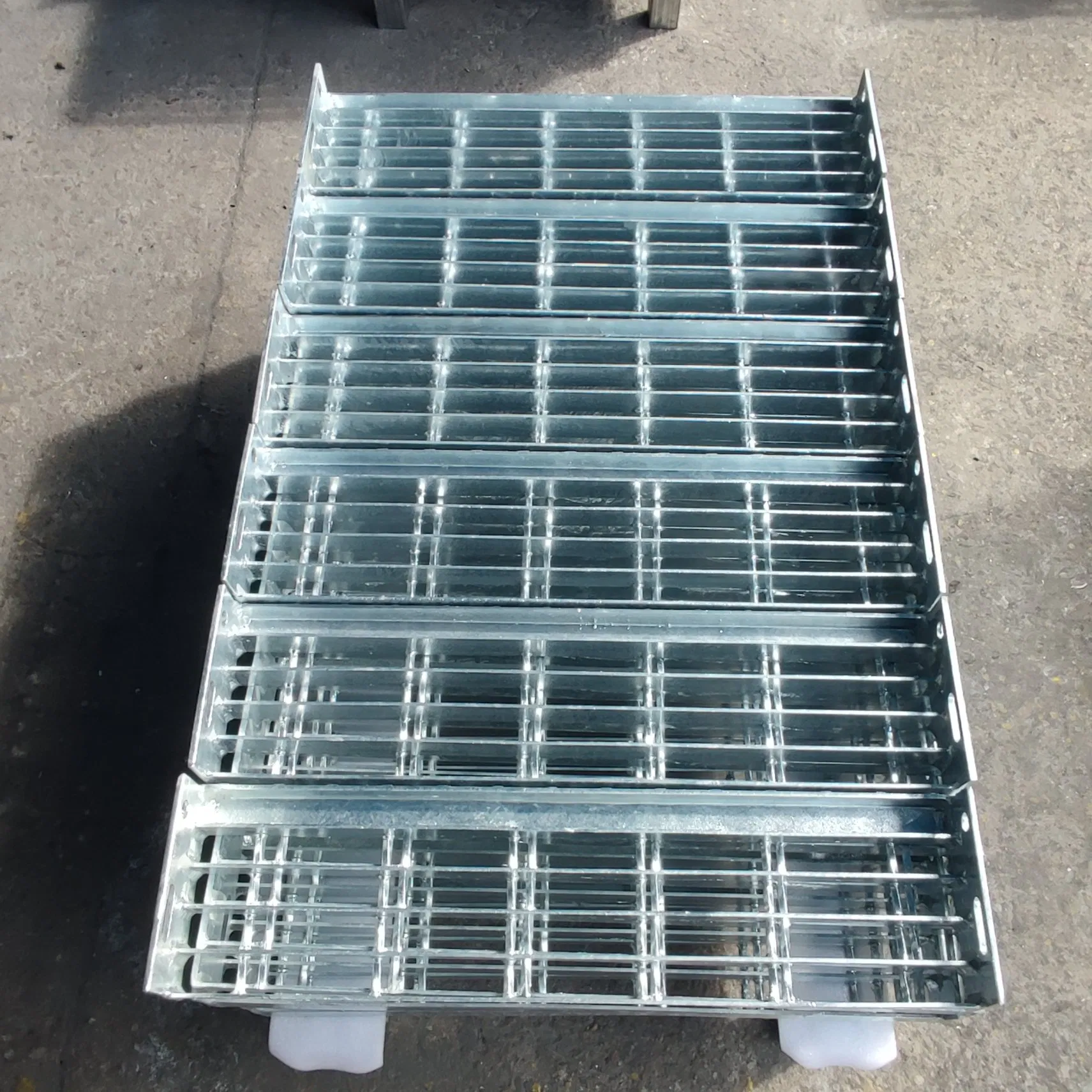 Industrial Light Steel Structure Staircase Grating Treads