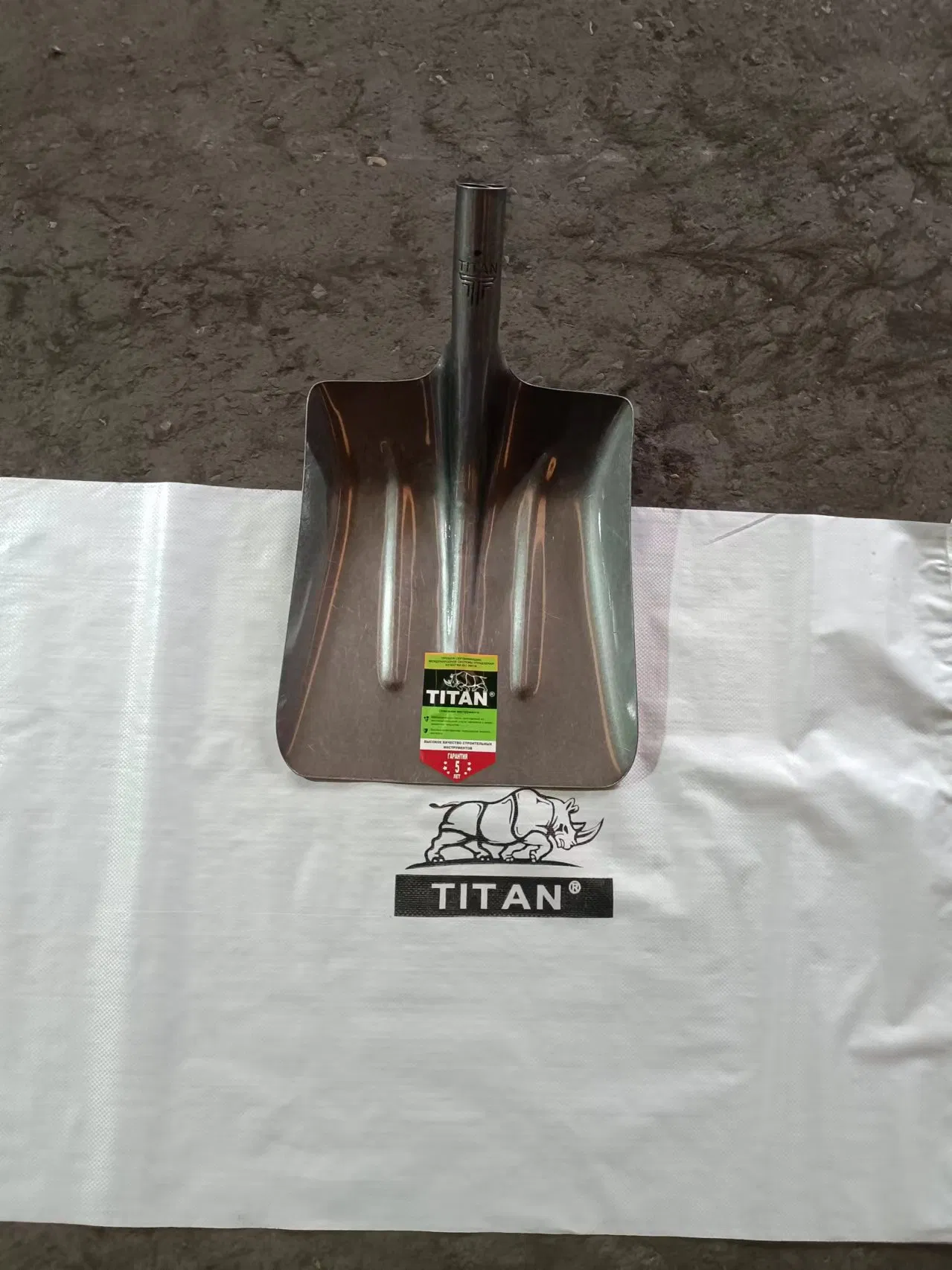 Widened and Thickened Snow Shovels for Quick and Labor-Saving Snow and Ice Removal in Winter.