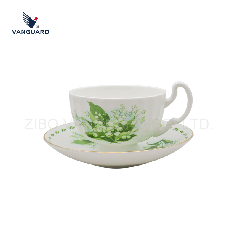 Набор керамических чашек с блюдцами, цветочный дизайн