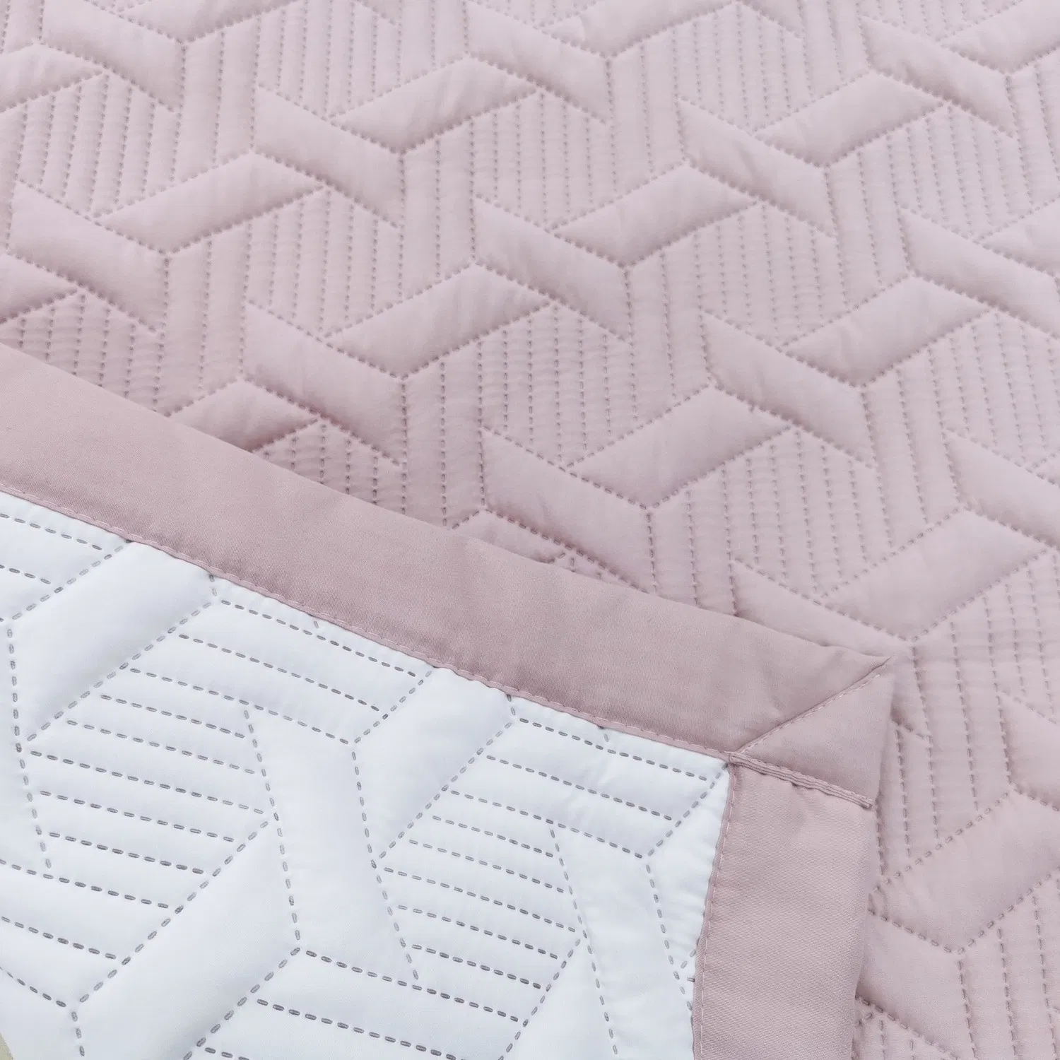 High Grade Wholesale Commercial Grade Luxury Comforter Bed Cover Quilted Bedspreads