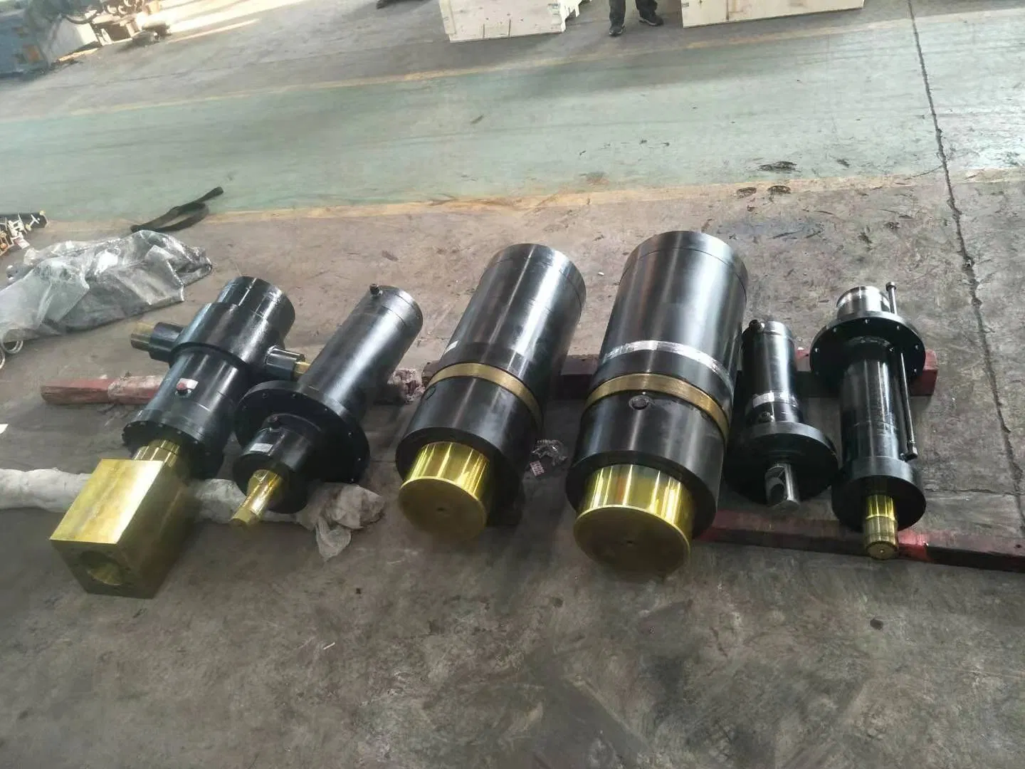 Гидравлический цилиндр двухстороннего действия HC 550-450-10000