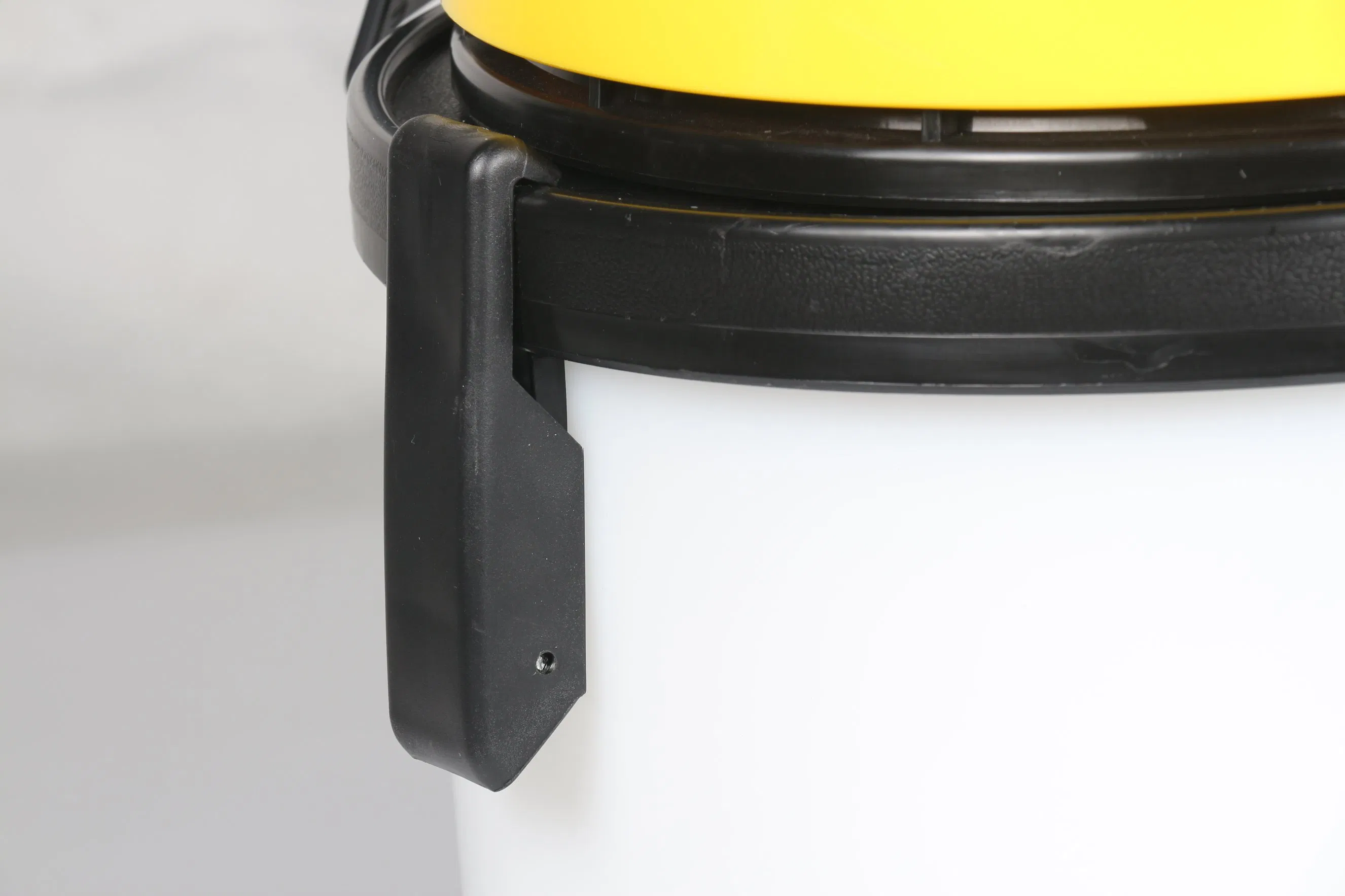 60L Plastic Tank Wet and Dry Vacuum Cleaner with Squeegee