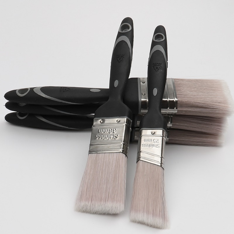 Малярная кисть с удлинённой деревянной ручкой и толстой щетиной