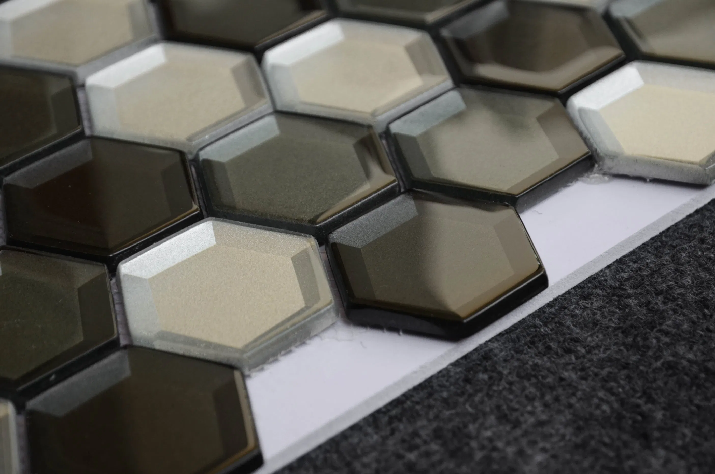 Мозаичная плитка шестигранная, стеклянная, смешанных цветов