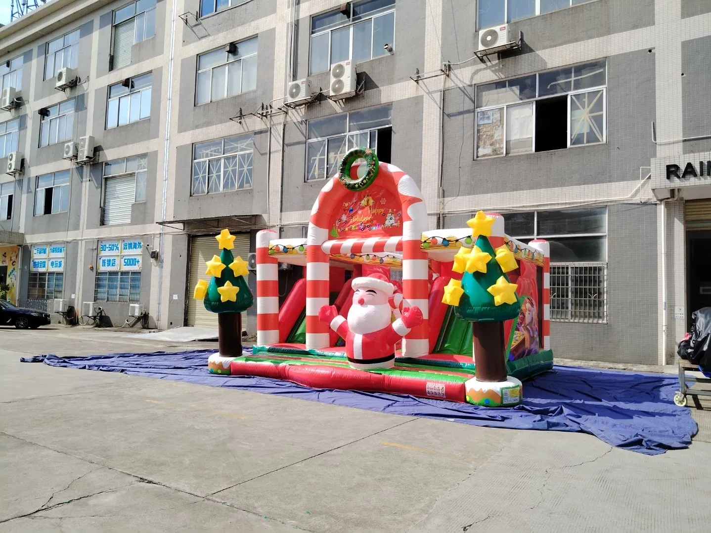 Christmas-Themed Inflatable Bouncy Castle for Holiday Party Fun and Outdoor Play Activity