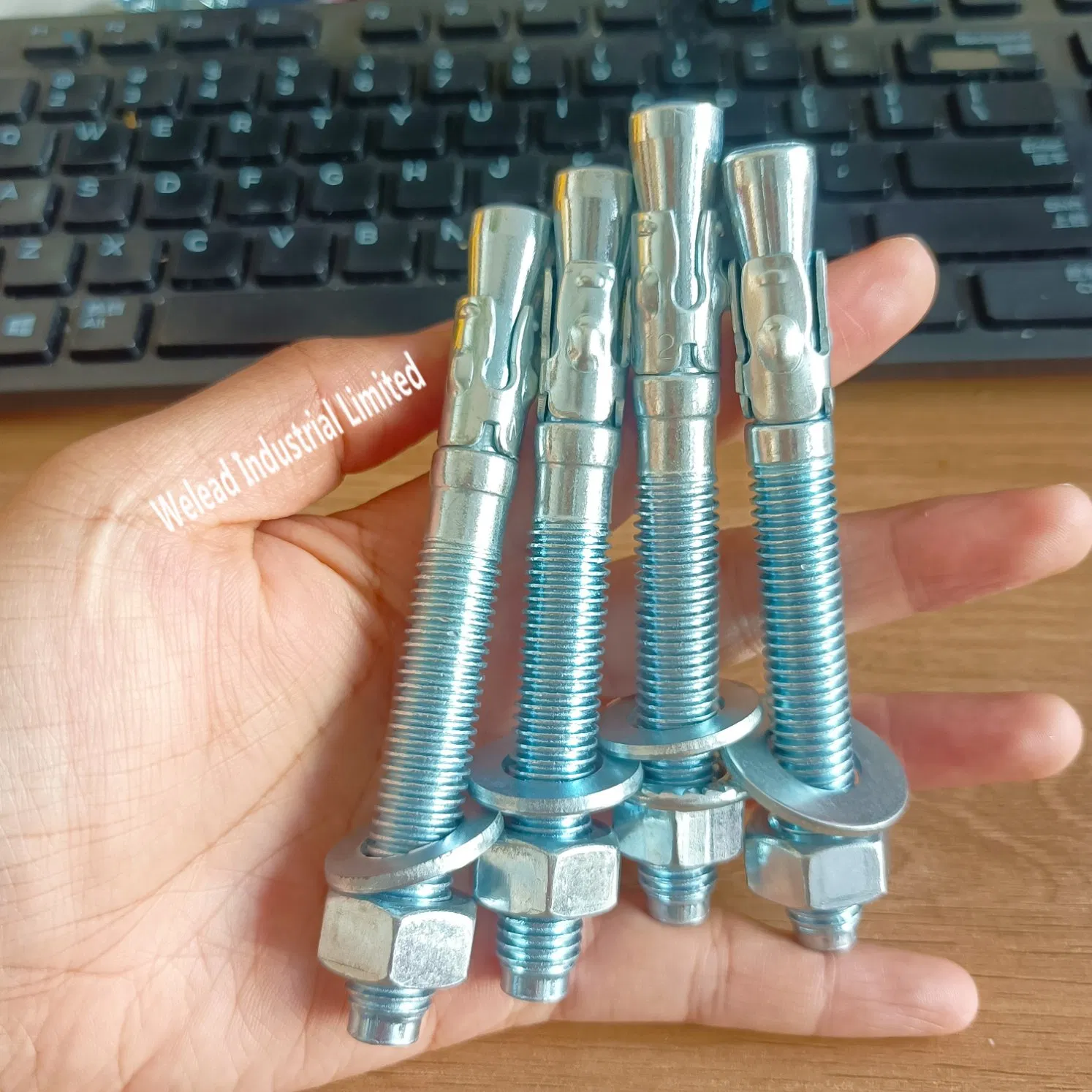 Анкерный болт M12x150 клиновой для бетона, оцинкованный