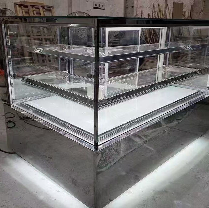 Холодильная витрина для кондитерских с панорамным стеклом и LED-подсветкой