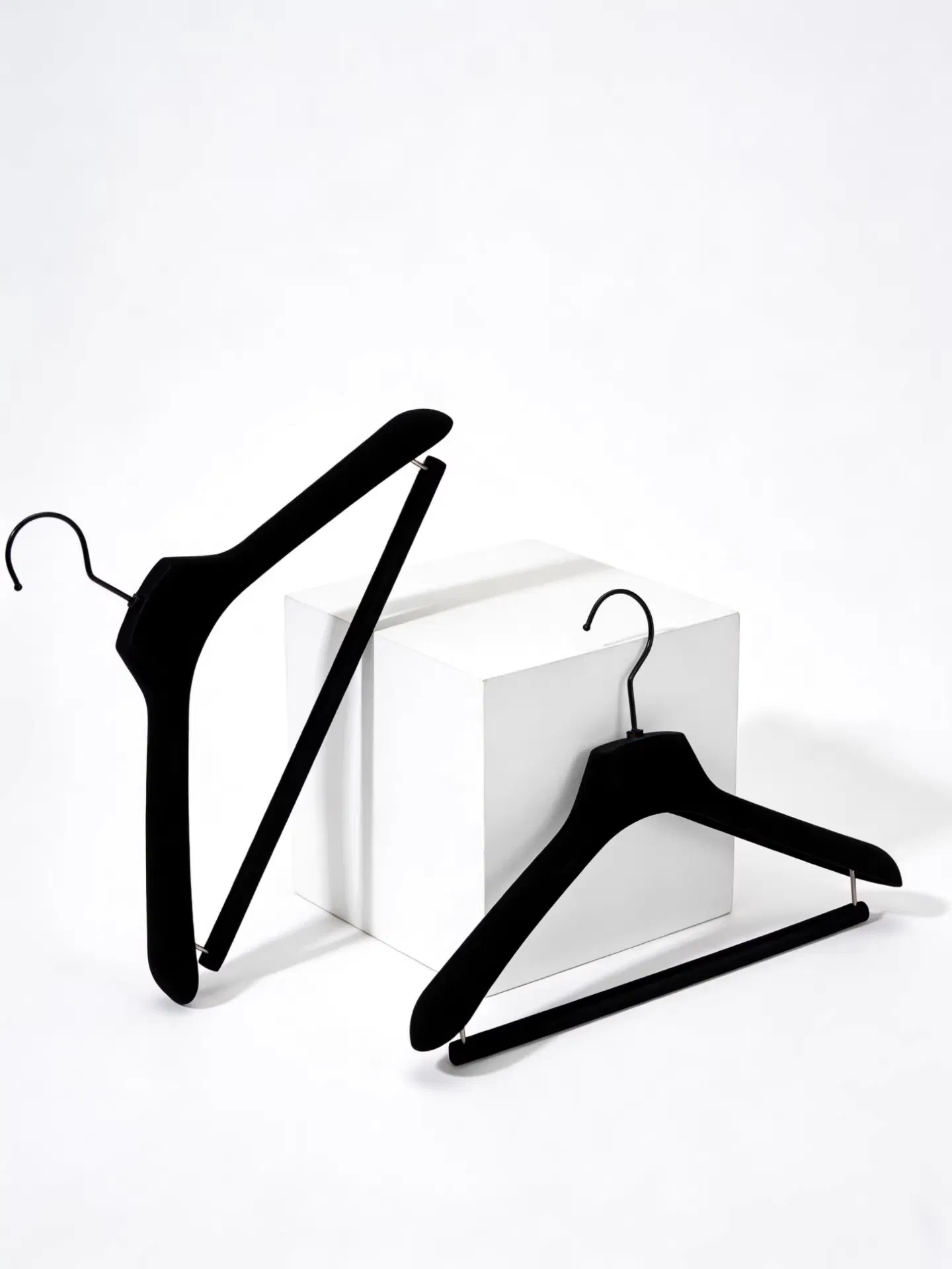 Wholesale Custom Logo Black Velvet Suit Hanger Plastic Hangers Tailored Suit Hangers