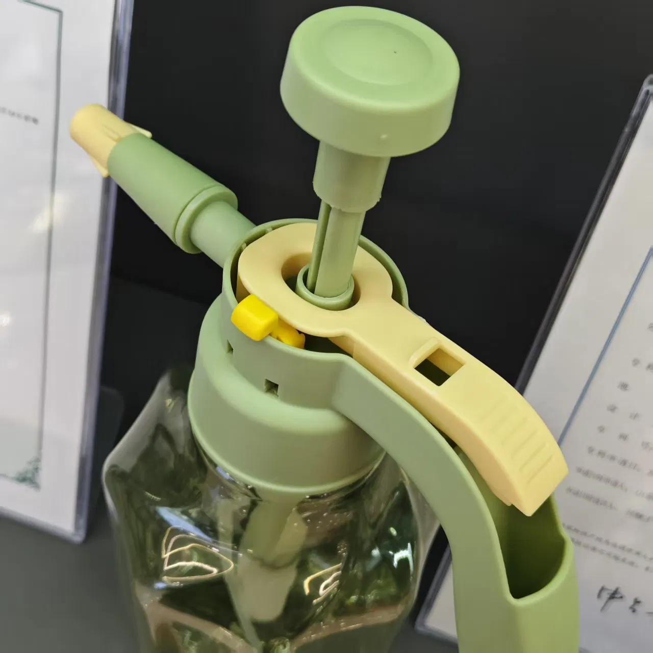 Lightweight Manual Sprayer - Garden Flower Watering Tool