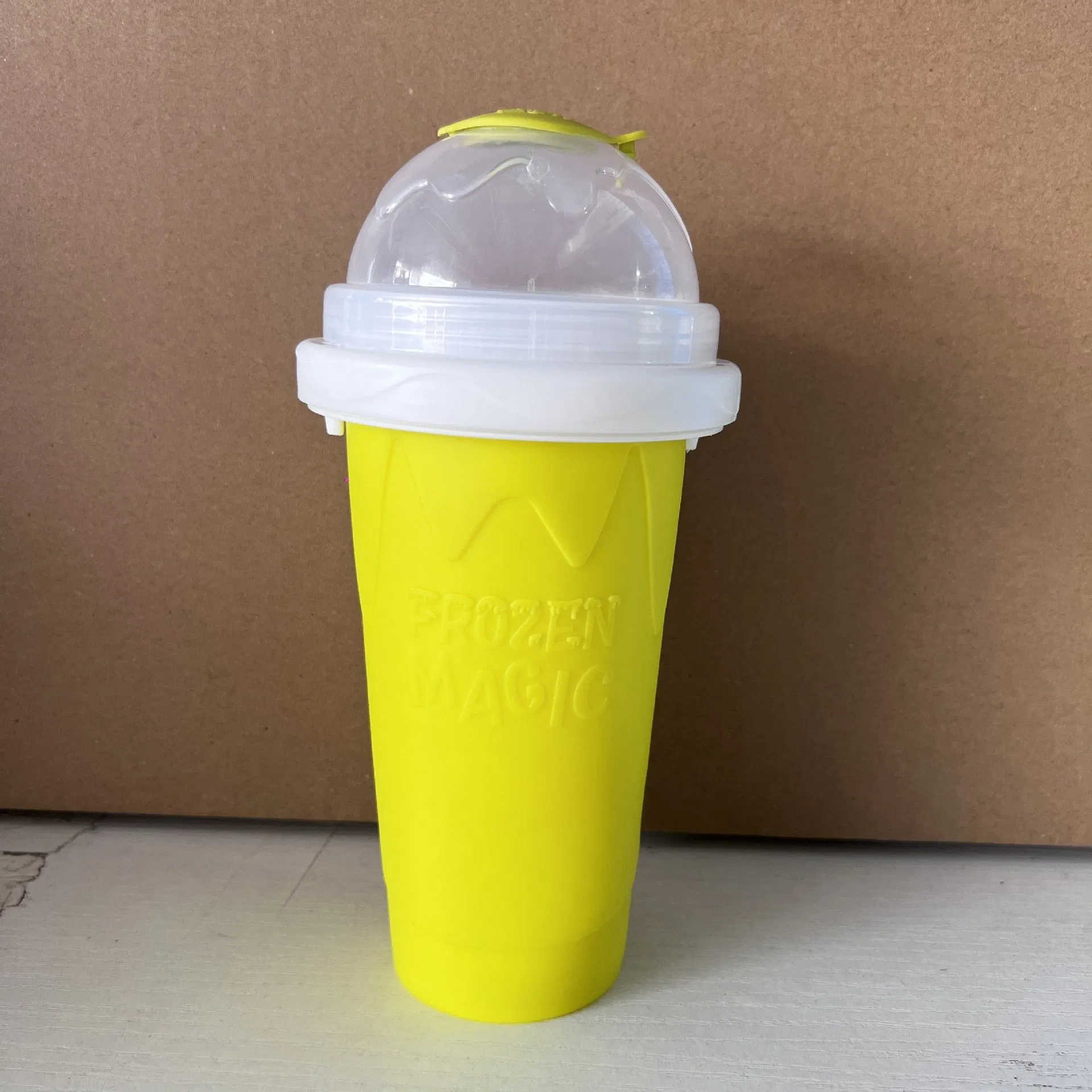 Силиконовая кружка для смузи и мороженого с крышкой