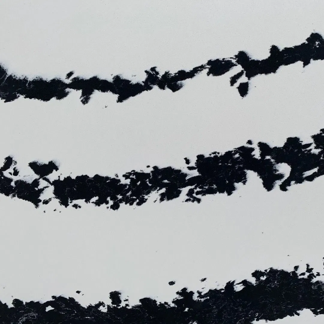 Artificial Calacatta Stream Jumbo Quartz Customized Size Black White for Countertop and Big Slabs