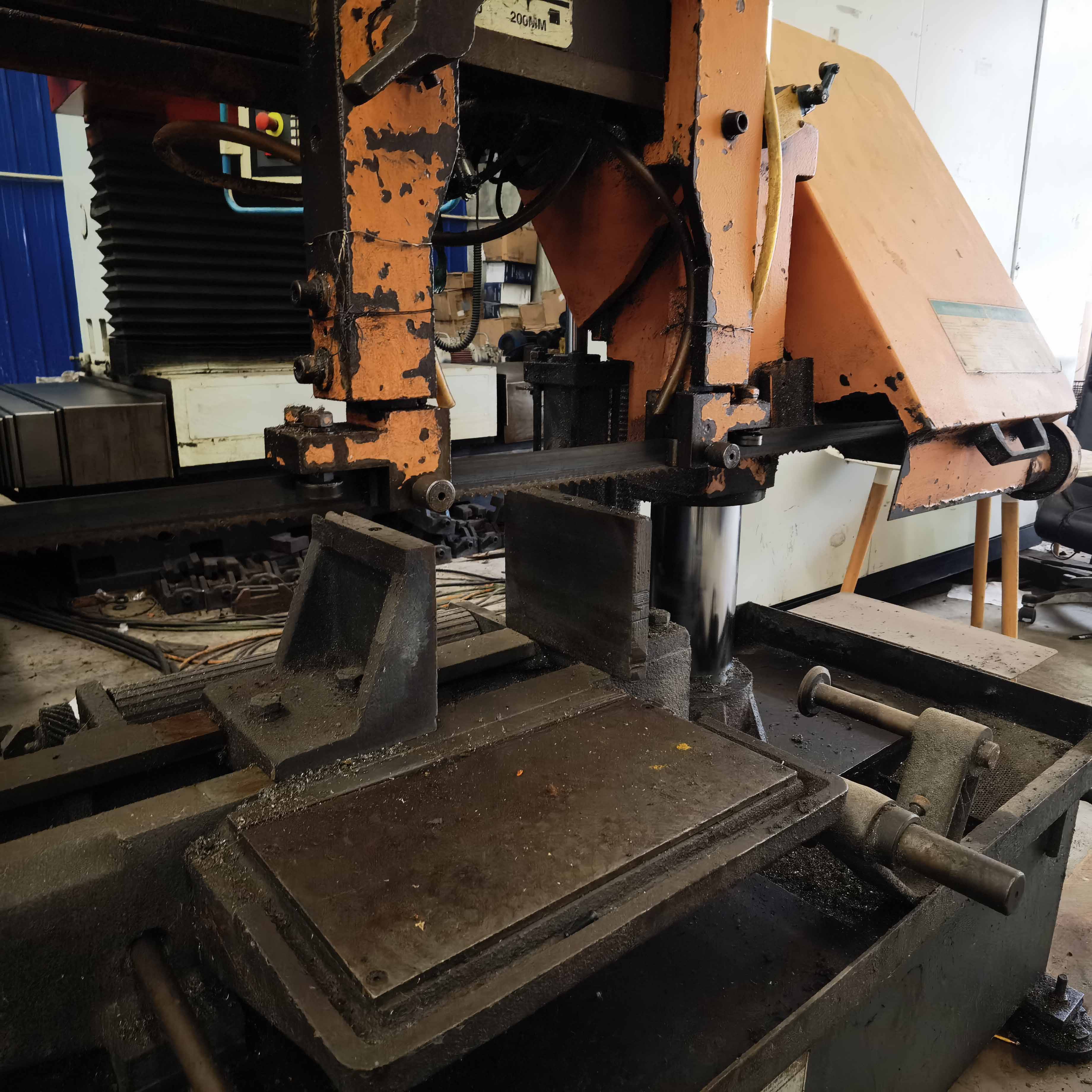 Ленточная пила по металлу горизонтальная бывшая в употреблении