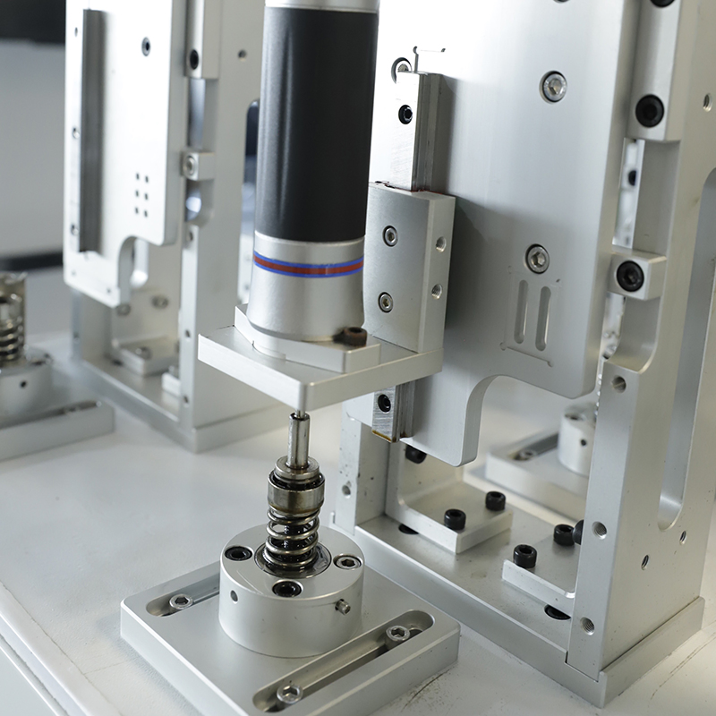 Аккумуляторный шуруповерт с контролем крутящего момента