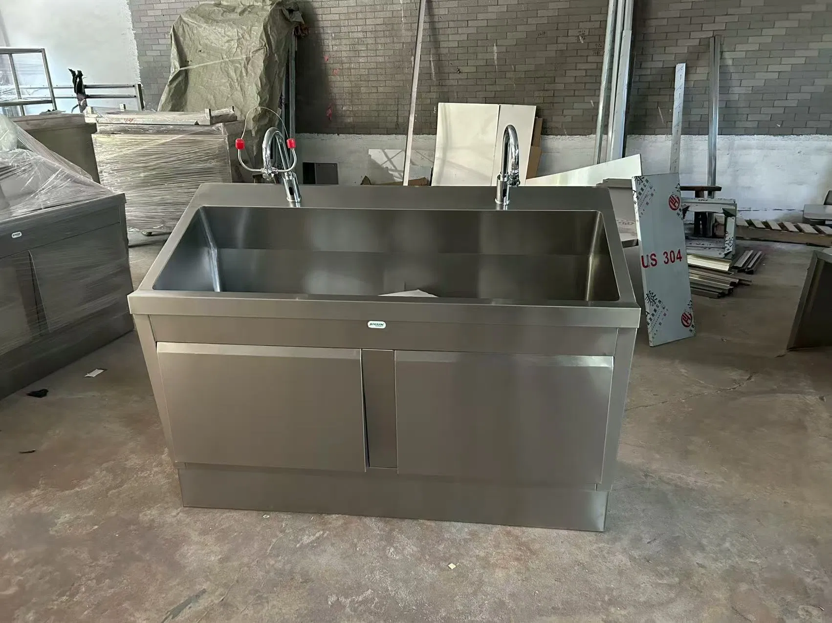 High Quality 304 Stainless Steel Scrub Sink with Eye Wash and Brush Cabinet