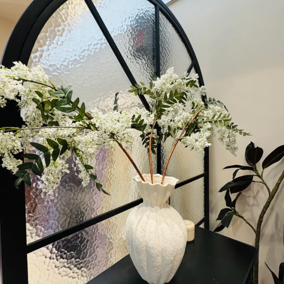 Minimalist Pattern Glass - Simple Elegance for Studio Homes