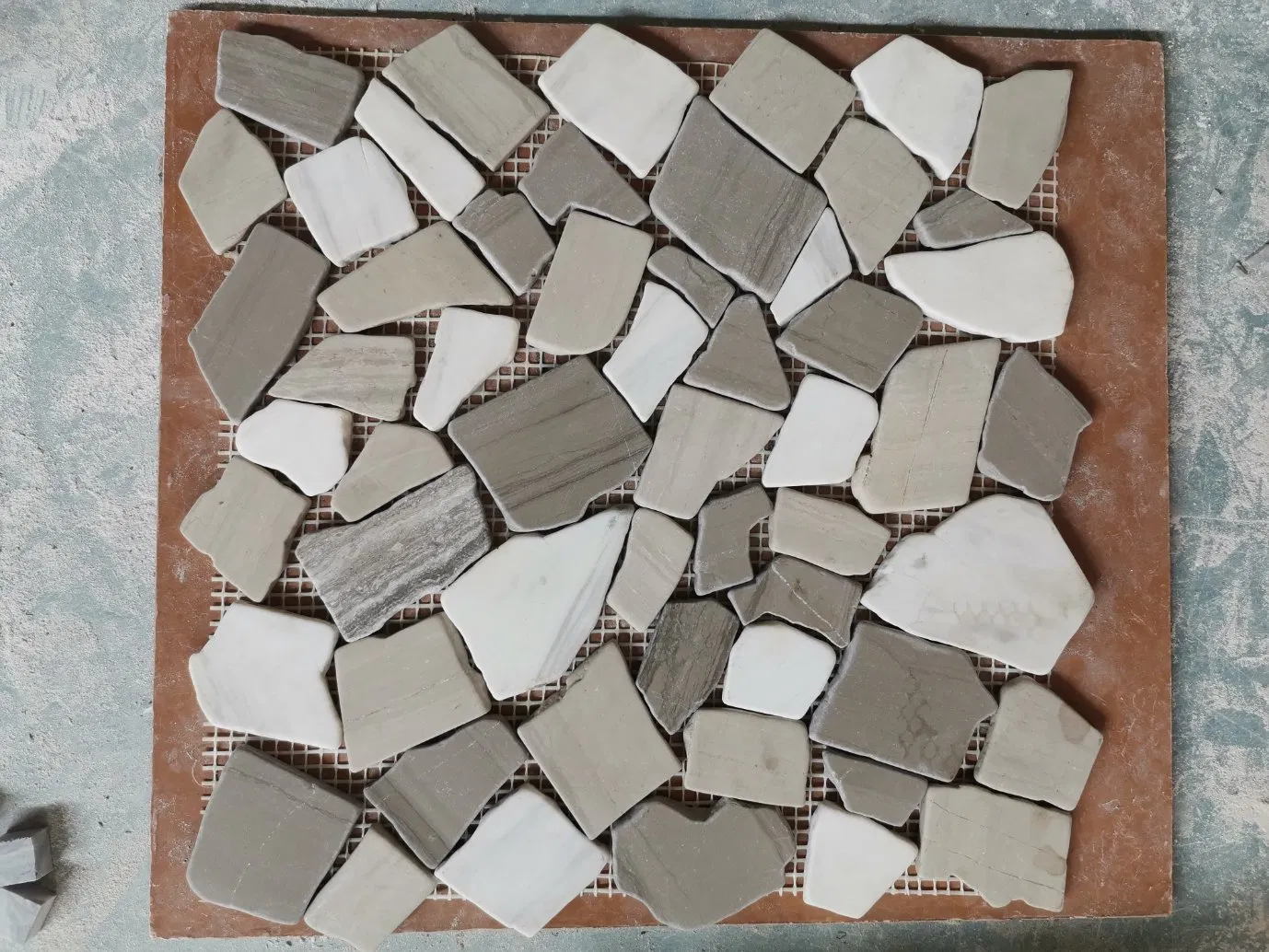 Мозаика из натурального камня неправильной формы