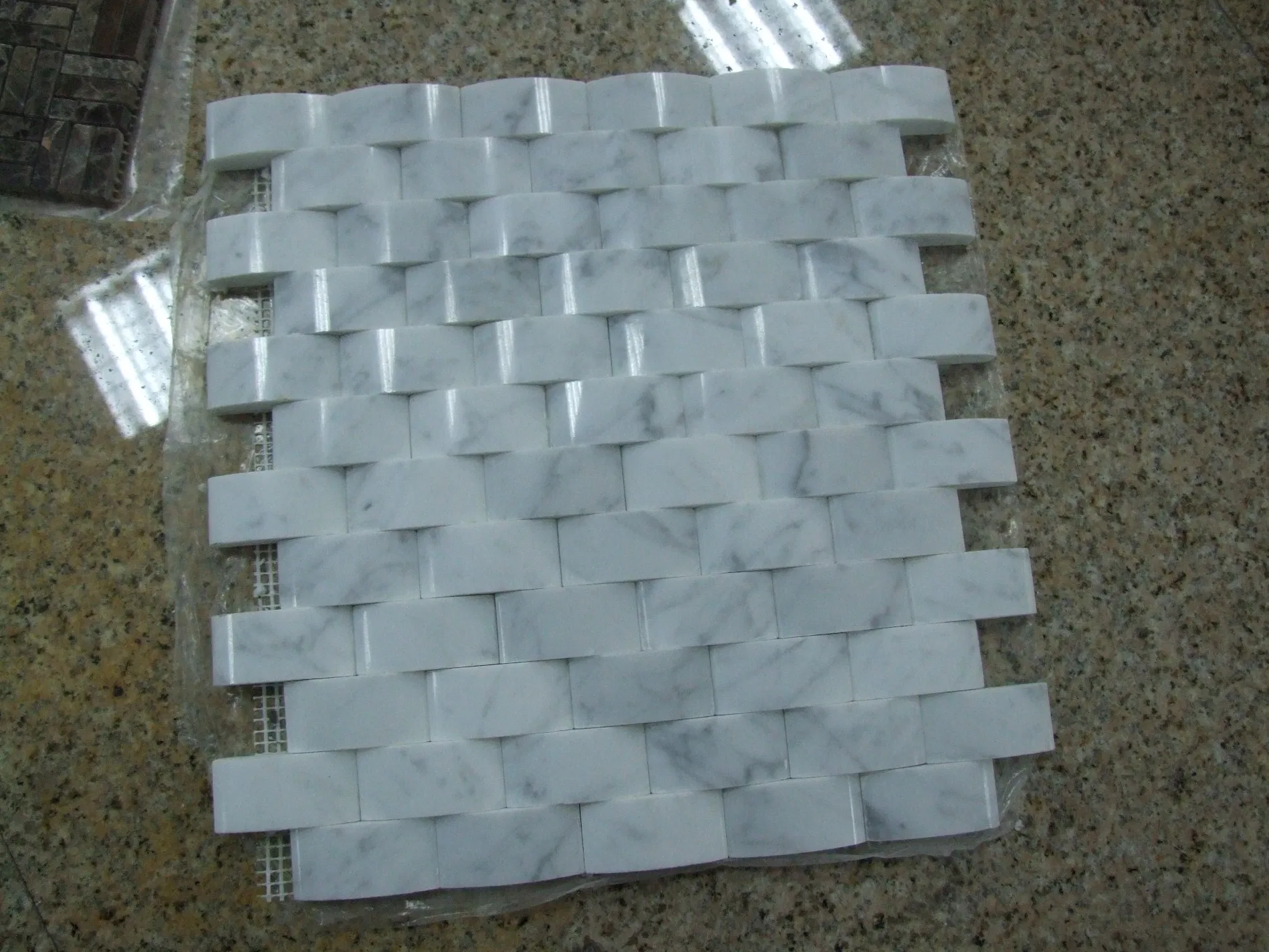 Мозаика из оникса Mixcolor для стен и пола