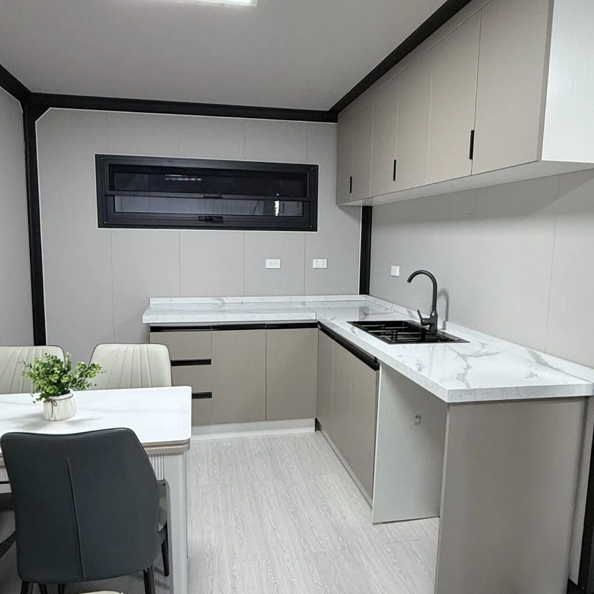 New Design Luxury Expandable Container House Prefab Container Shop/Modular House with Balcony