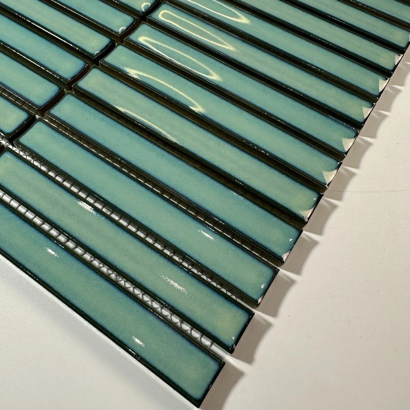 Керамическая мозаика светло-зеленая глянцевая для кухни