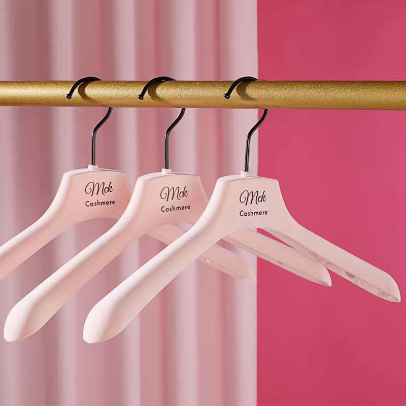 Розовые бархатные вешалки для одежды с логотипом