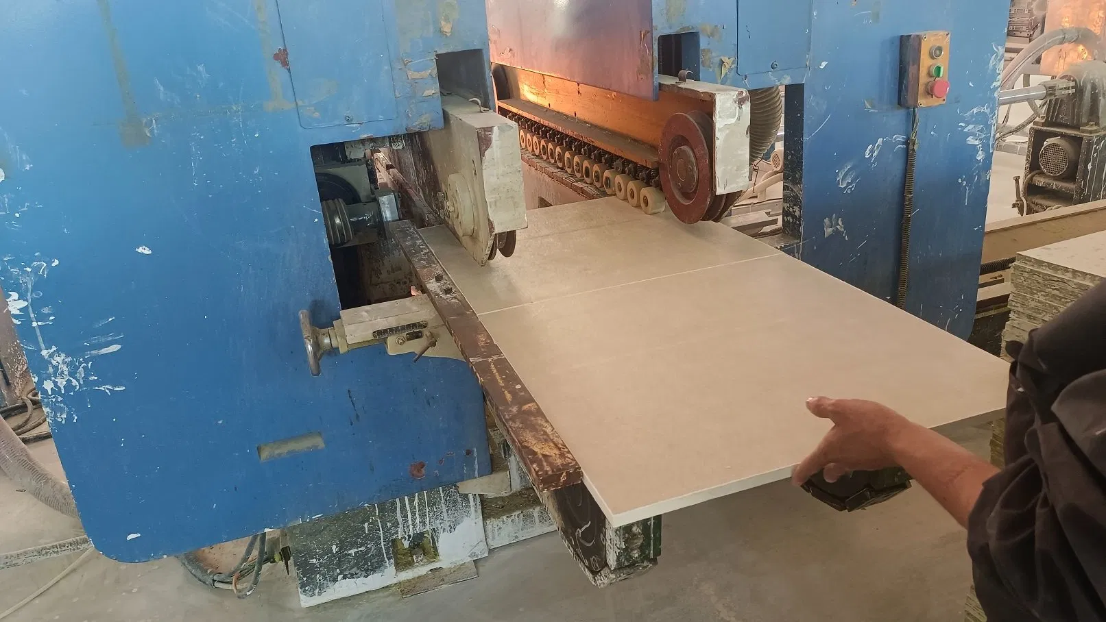 Factory Supply Sound-Absorbing Fire Protection Rock Wool Acoustic Ceiling Insulation