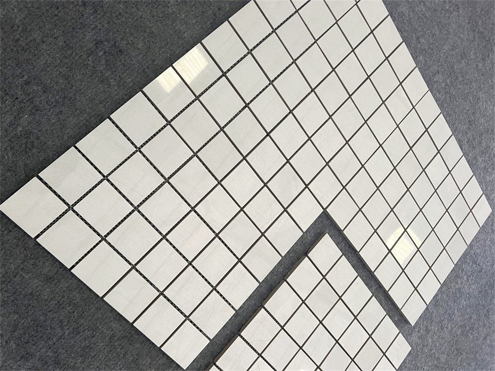 Стильная серая мозаика из фарфора для интерьера