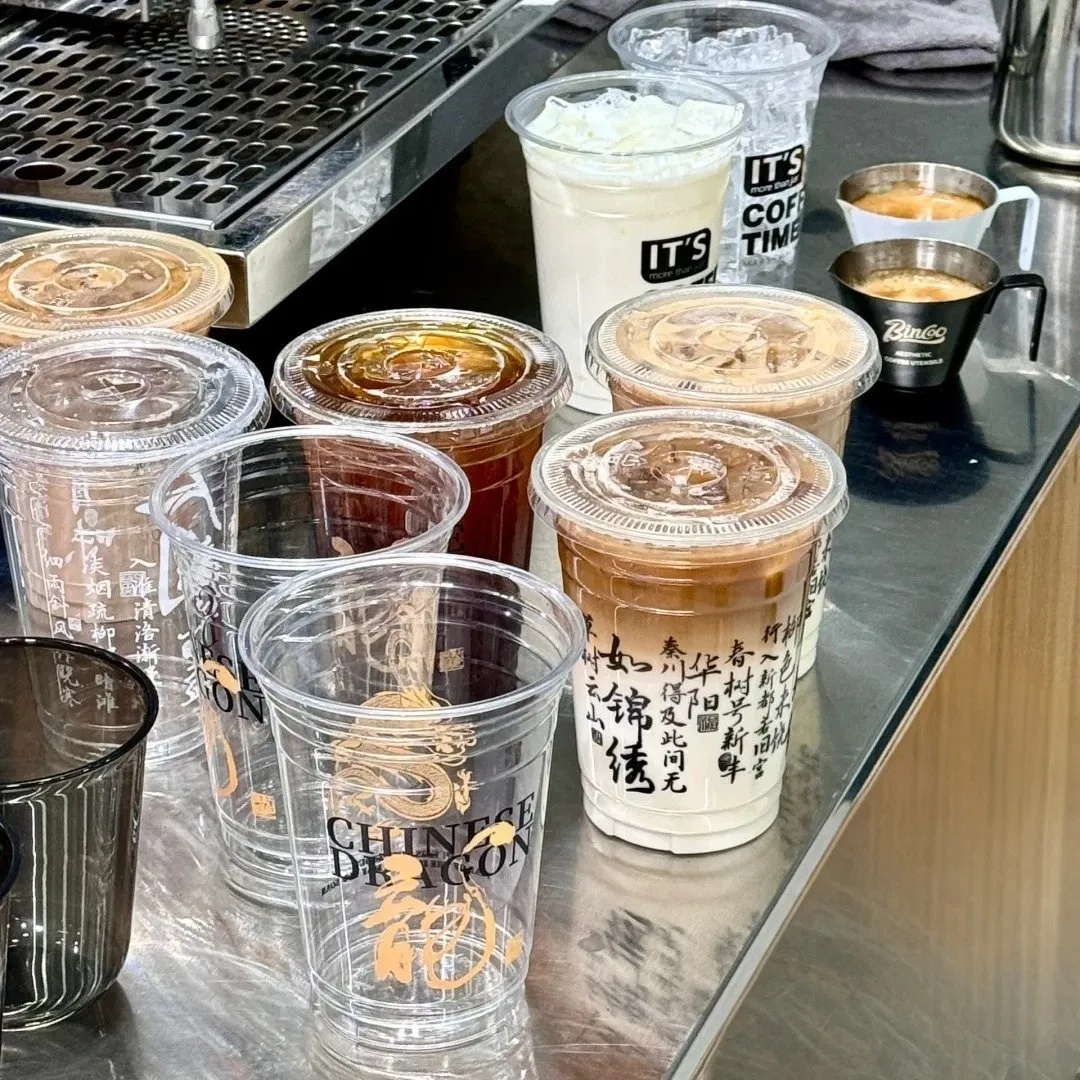 Прозрачные одноразовые стаканы с крышкой и трубочкой