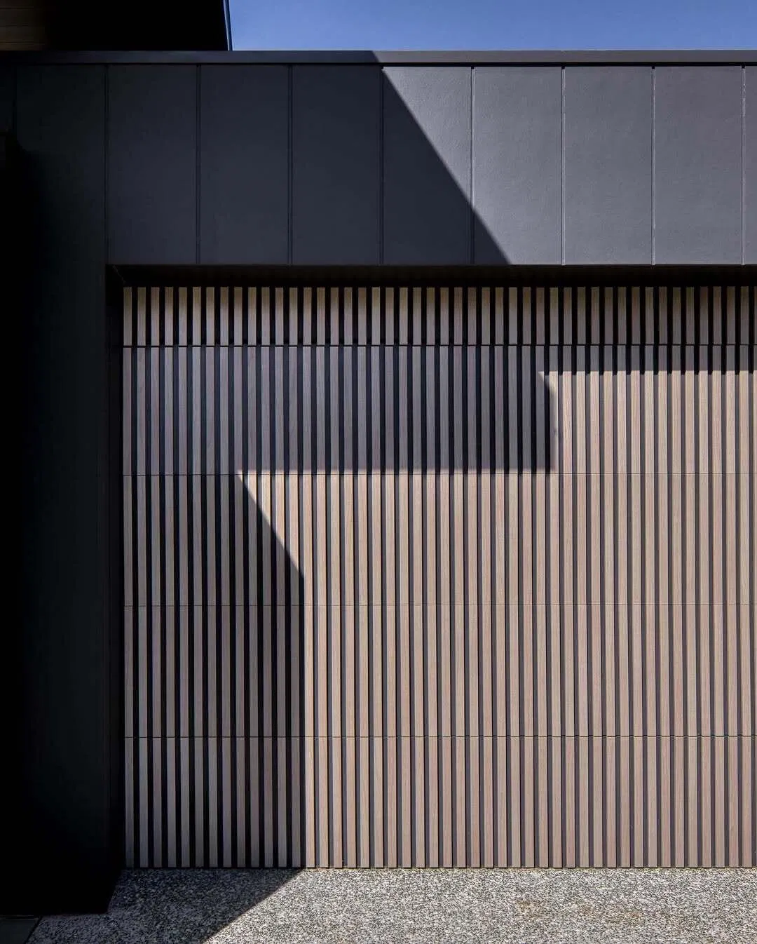 Whoesale Cheap Robust Residential Aluminum Black Vertical Battens Sectional Overhead Automatic Garage Doors