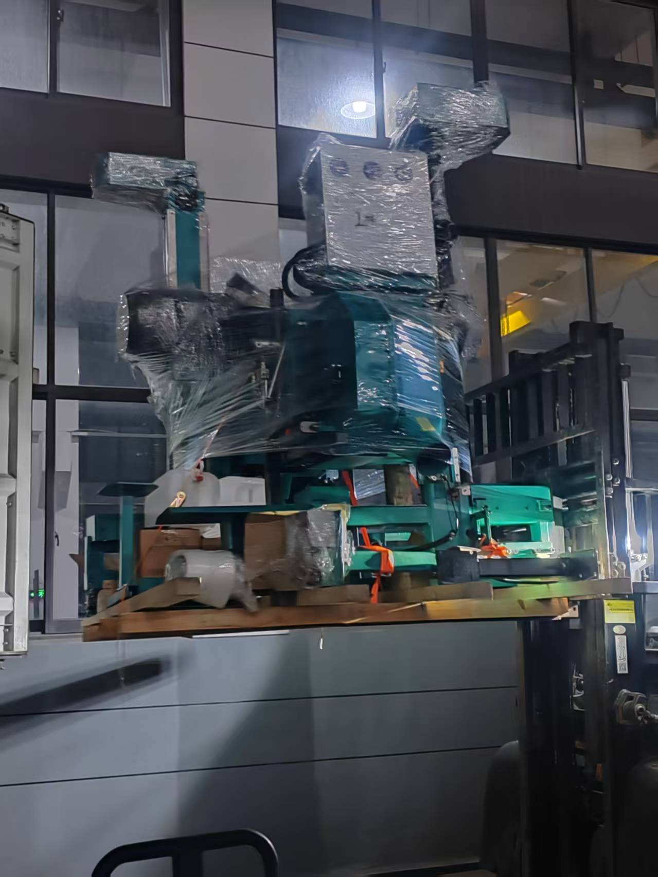 Ленточная пила по дереву горизонтальная популярная