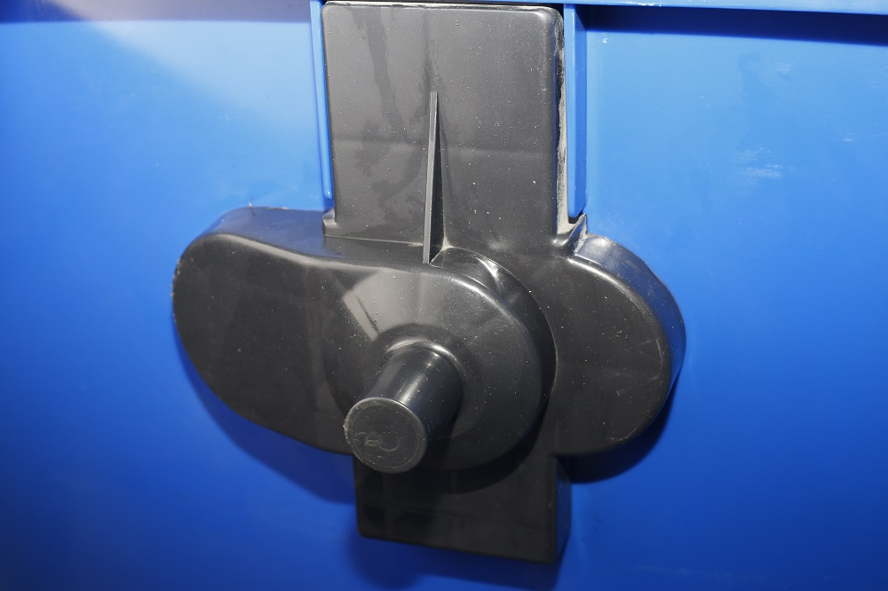 Большой уличный пластиковый мусорный бак 1100 л с колесами