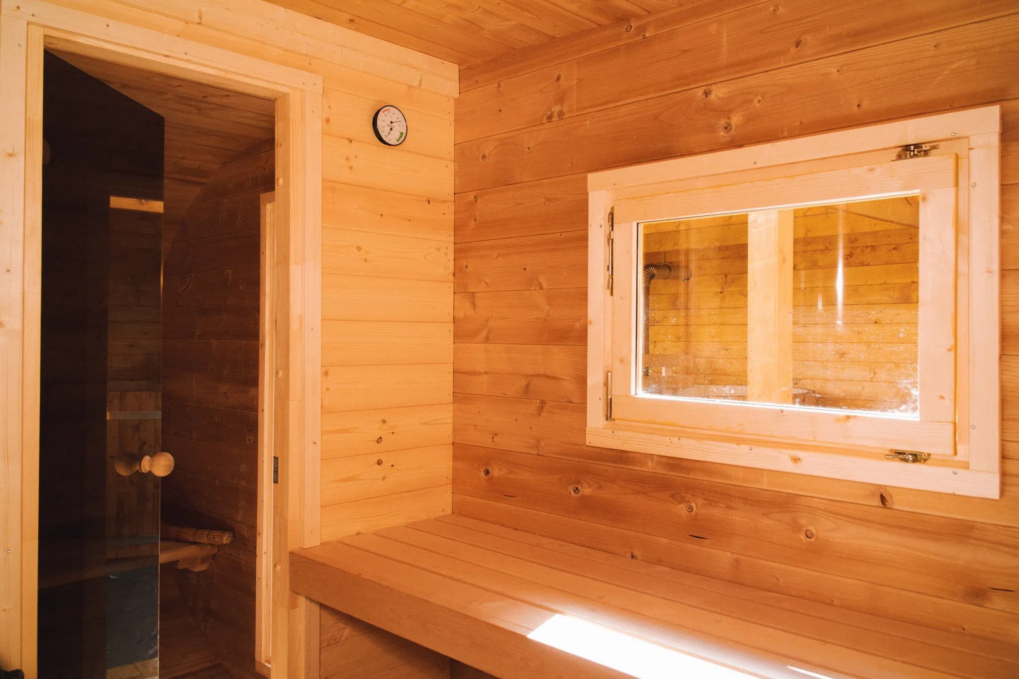 Сборная сухая сауна для двоих из массива дерева