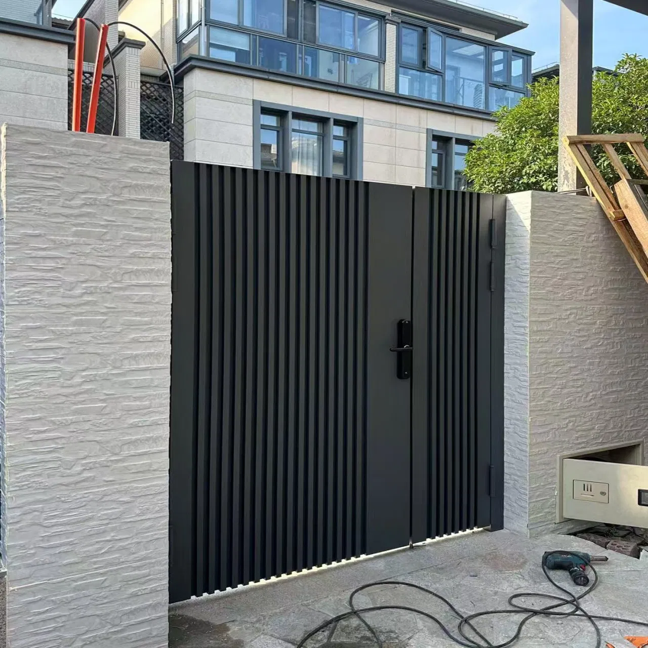 15. Heavy-Duty Aluminum Alloy Fence Gate Security Elegant Metal Entrance Door for Outdoor Residential Applications Villa Courtyard Door