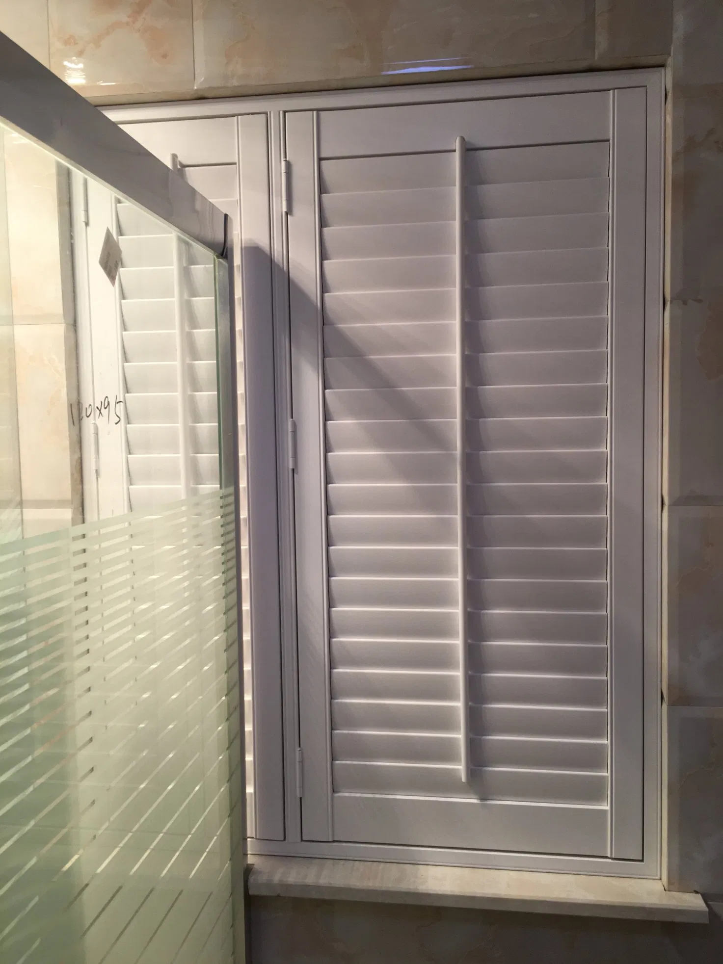 PVC Faux Wood Wooden/UPVC Plantation Shutters with Cheap Price