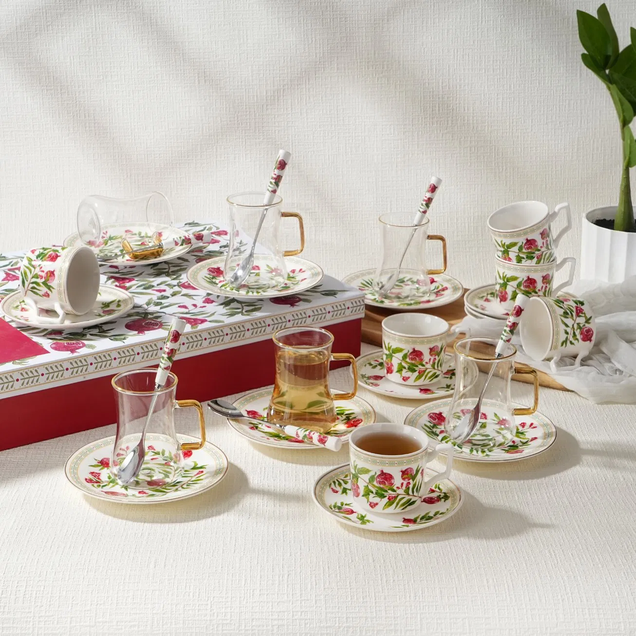 Набор кофейный Bone China с цветочным узором