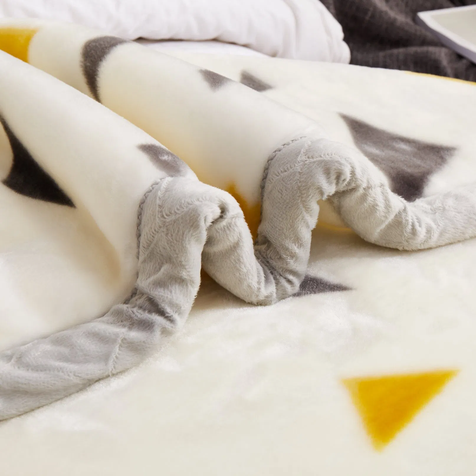 Home Textile Bedding Winter Raschel Blanket Sofa Triangle Flannel Fleece Blankets