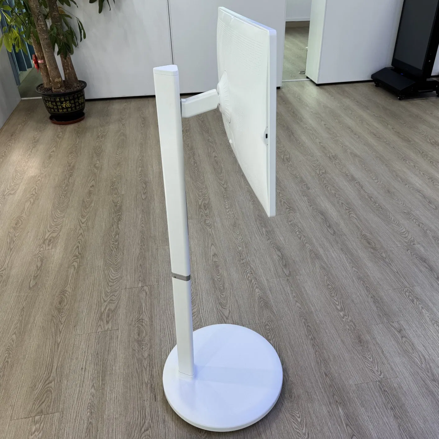 Versatile Interactive LCD TV for Travel and Entertainment Use