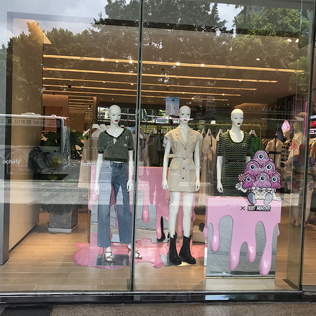 Professional Manufacturing Retail Store Decoration Costume Model Creative New Retail Store Decoration Window Display Props