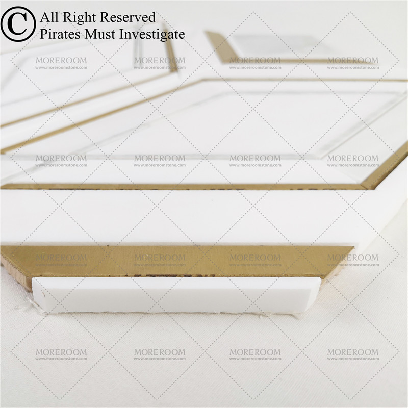 Мозаика из белого мрамора с латунной инкрустацией для ванной