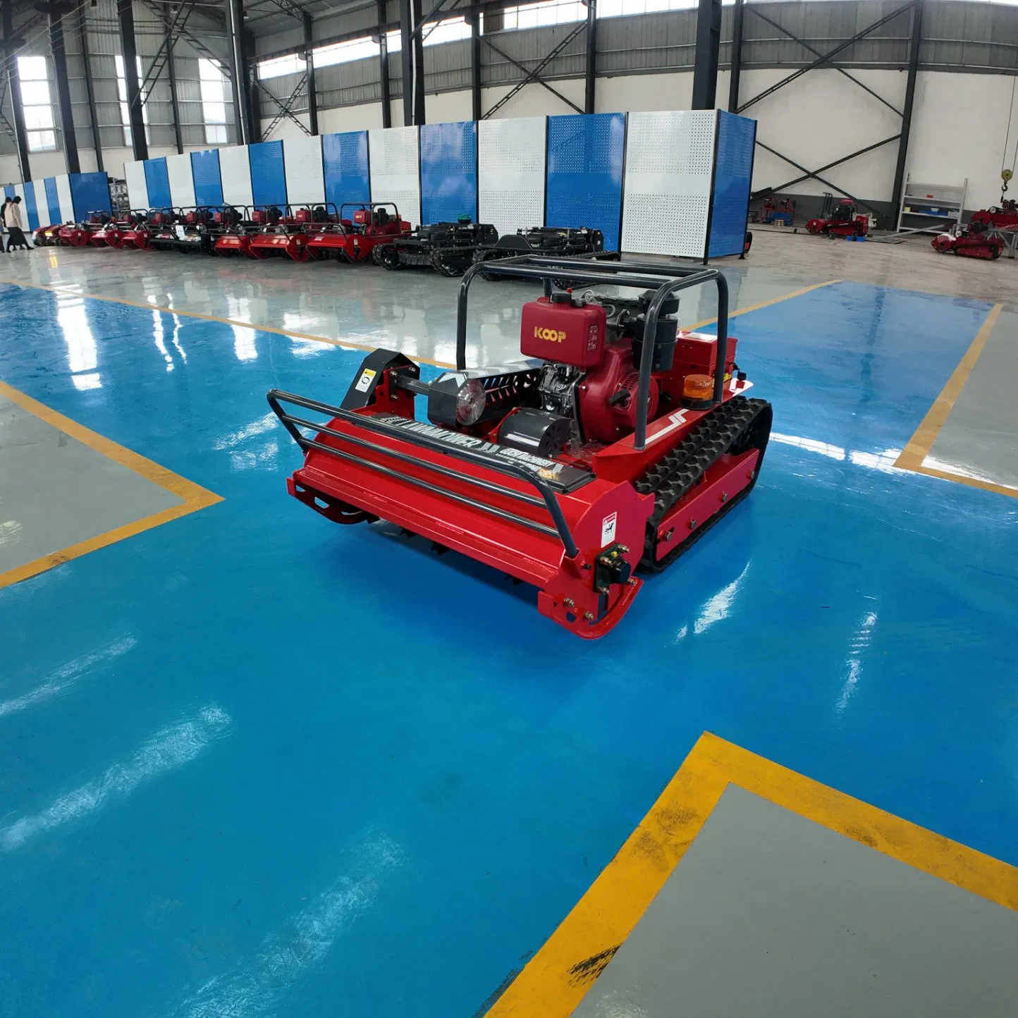 Wide Cutting Path 15HP Koop192f Euro V Diesel Robot Lawn Mower Crawler 1000mm Cutting Width 45° Slope Climbing Electric Start Remote Control Lawn Mower