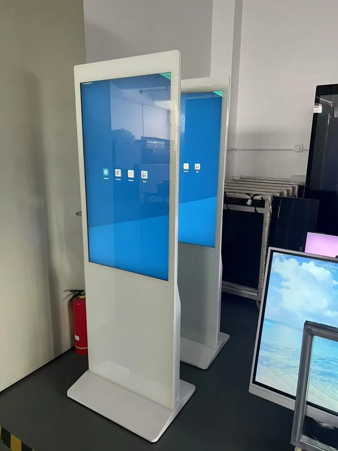 43-дюймовый LCD киоск-тотем с сенсорным экраном