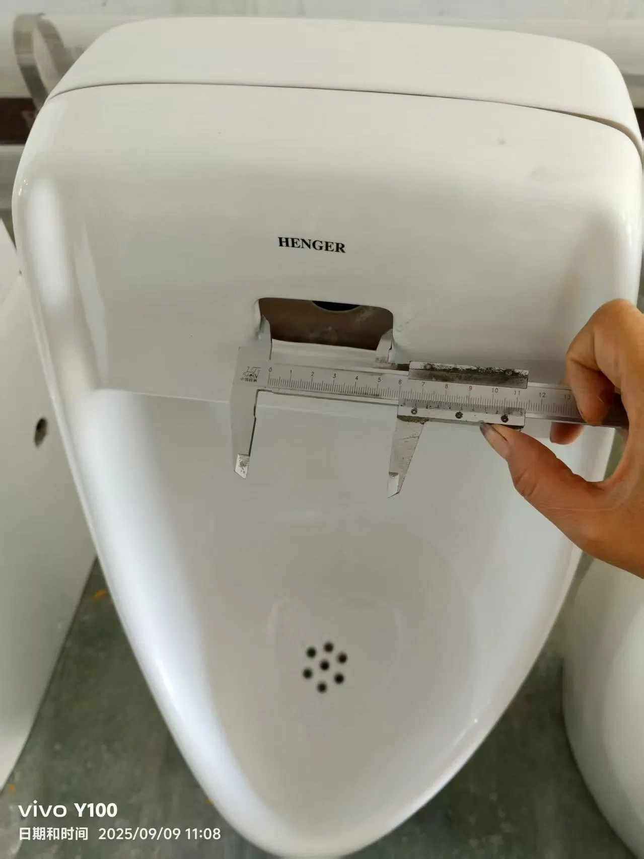 Wall Hung Urinal with Modern Toilet Tank Design for Convenient Use