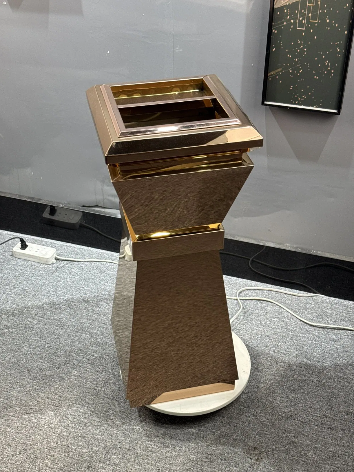 Металлическая урна для улицы и помещений