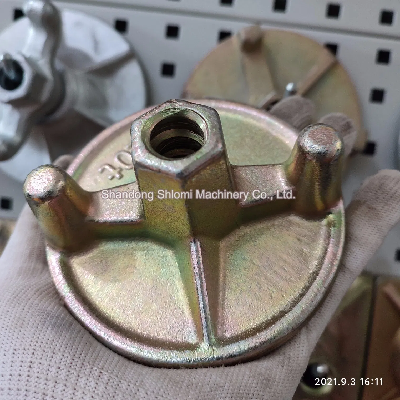 Формовочная гайка-барашек кованая для опалубки