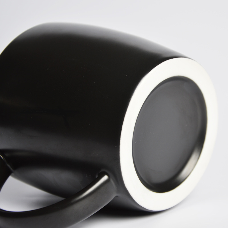 Керамическая кружка с логотипом, матовая черная, с крышкой