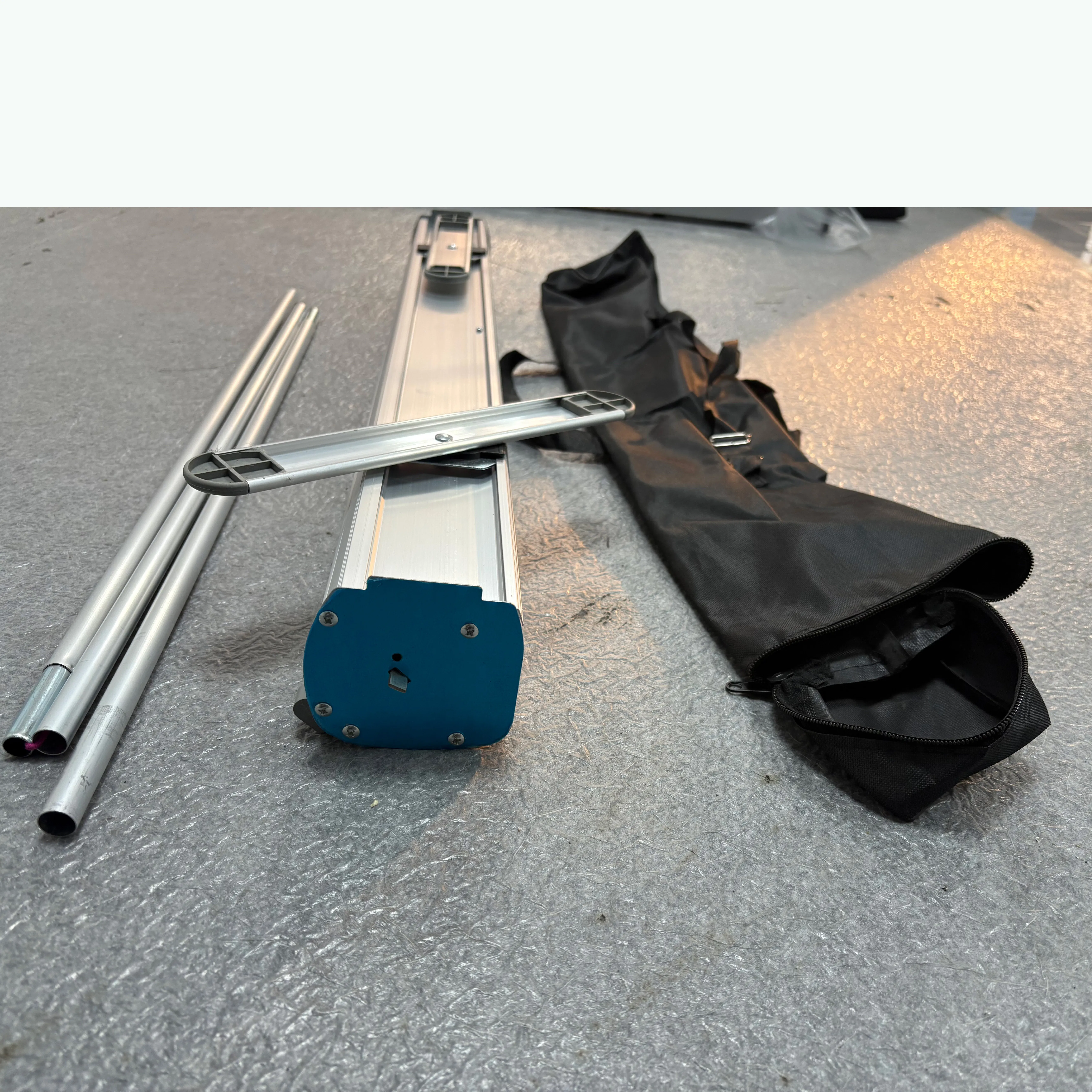 China Factory Roll up Banner Stand with Custom Logo Options Available