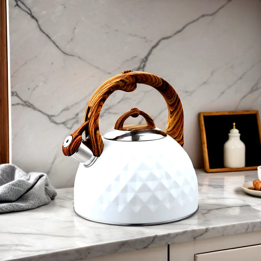 Белый чайник со свистком и деревянной ручкой