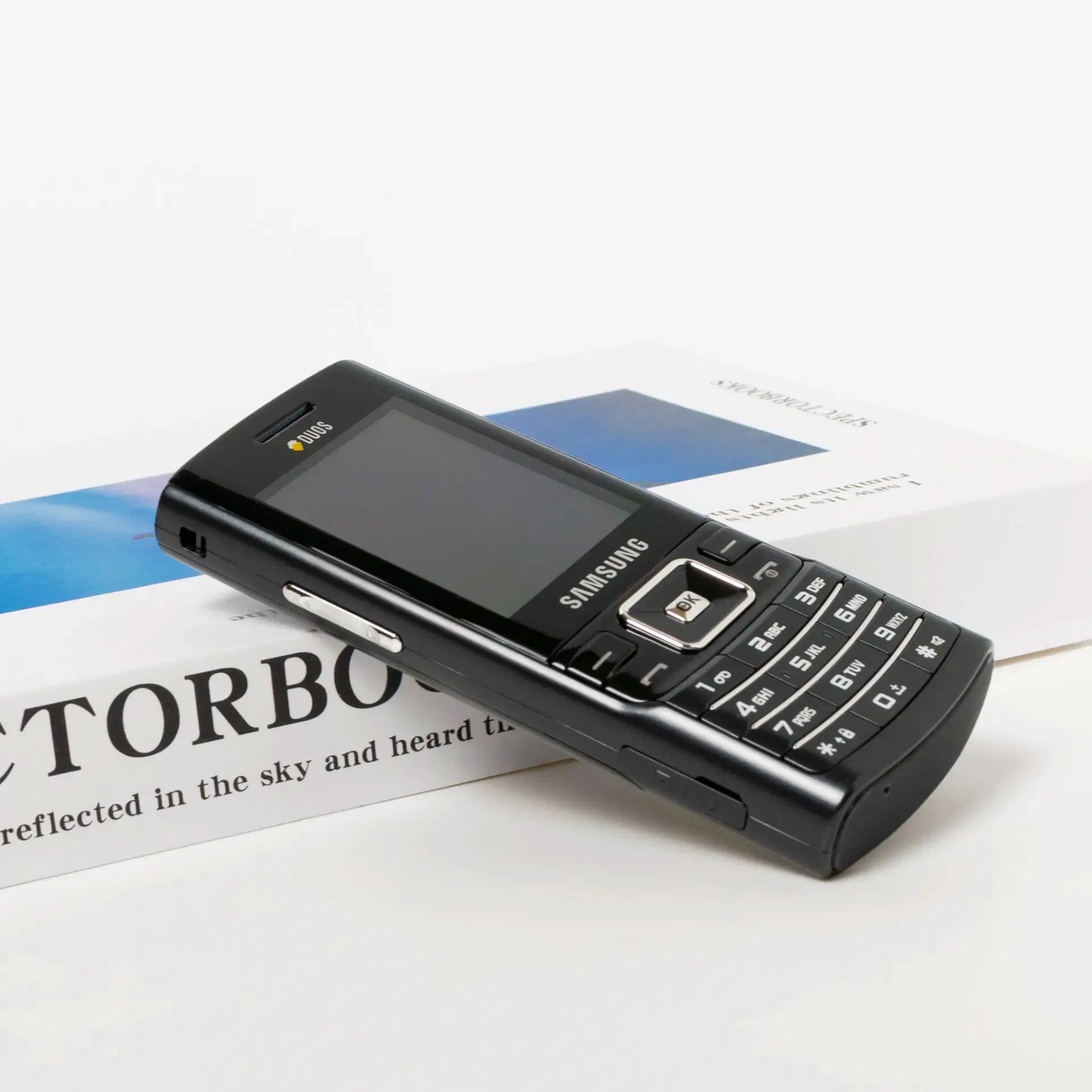 Кнопочный телефон 2G с двумя SIM-картами